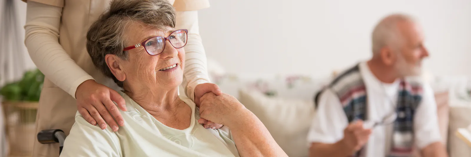 Hero-Foto — Betreuerin mit Seniorin
